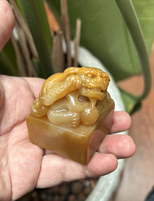 Smooth polished square base of honey amber Laos Tianhuang stone seal