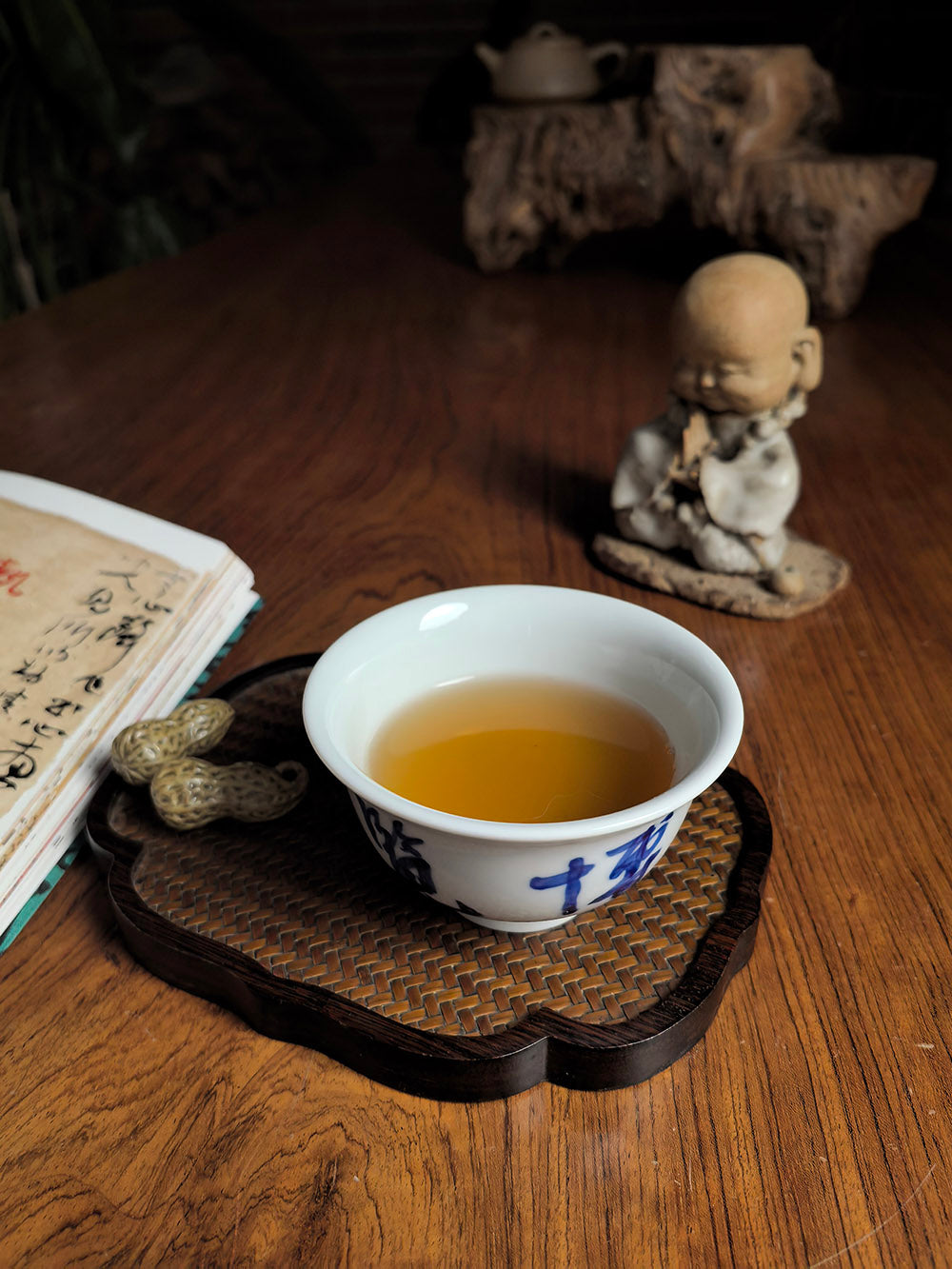 景徳鎮手作り青白磁「圧手」茶杯
